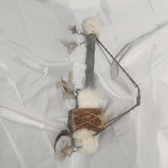 Handcrafted Feather Decor with Natural Tones - Picture 5 of 6